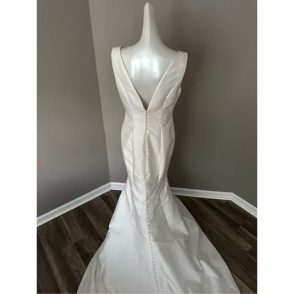 Carolina Herrera Hazel Wedding dress - Picture 9 of 11